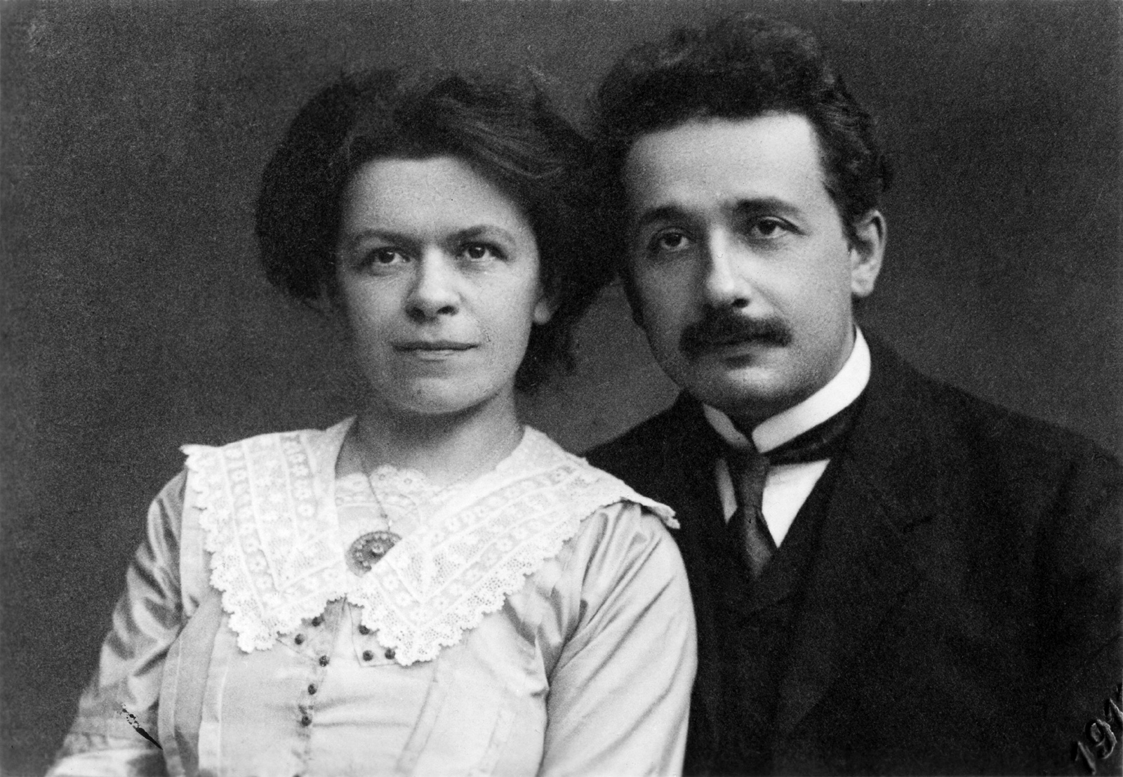 标题爱因斯坦和他的妻子米列娃 图片说明